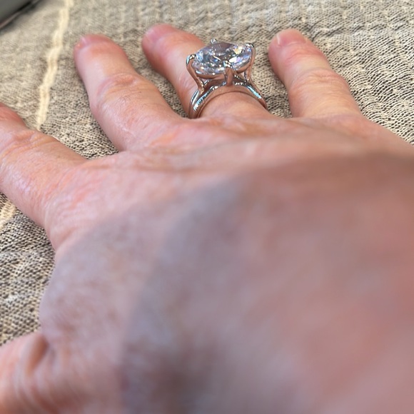 Silver solitaire ring, Crystal stone set in silver band setting. - Picture 4 of 9